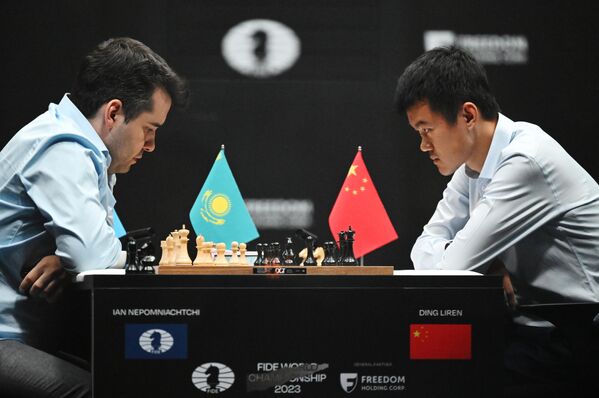 من اليسار إلى اليمين: الأستاذان الكبيران إيان نيبومنياتتشي (روسيا) ودينغ ليرين (الصين) يلعبان مباراة شوط فاصل في بطولة العالم للشطرنج في أستانا، كازاخستان، 40 أبريل/ نيسان 2023. - سبوتنيك عربي