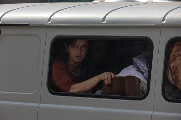 لاجئون من إقليم ناغورني قره باغيصلون جوريس، 27 سبتمبر/ أيلول 2023. وشنت أذربيجان، في 19 سبتمبر الماضي، عملية عسكرية في قره باغ، وصفتها بأنها "إجراءات لمكافحة الإرهاب"، بهدف استعادة النظام الدستوري. وفي 7 كانون الأول/ ديسمبر الجاري، أصدر مكتب رئيس وزراء أرمينيا وإدارة الرئيس الأذربيجاني، بيانا مشتركا أكدا فيه عزم يريفان وباكو، تنظيم العلاقات وإبرام معاهدة سلام على أساس احترام مبادئ السيادة والسيادة والسلامة الإقليمية، وفي بادرة حسن نية، أطلقت أذربيجان، سراح 32 جنديا أرمينيا، بالمقابل أطلقت أرمينيا سراح جنديين أذربيجانيين. - سبوتنيك عربي