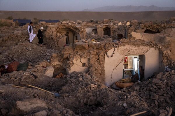 أفغانيون يبحثون عن ضحايا بعد الزلزال الذي ضرب منطقة زندا جان في مقاطعة هرات، غرب أفغانستان، أكتوبر/ شترين الأول 2019. أعلنت حكومة &quot;طالبان&quot; حينئذ، أن 2000 شخص على الأقل قتلوا في غرب أفغانستان بسبب زلازل قوية، وإنه أحد أعنف الزلازل التي تضرب البلاد منذ عقدين. - سبوتنيك عربي