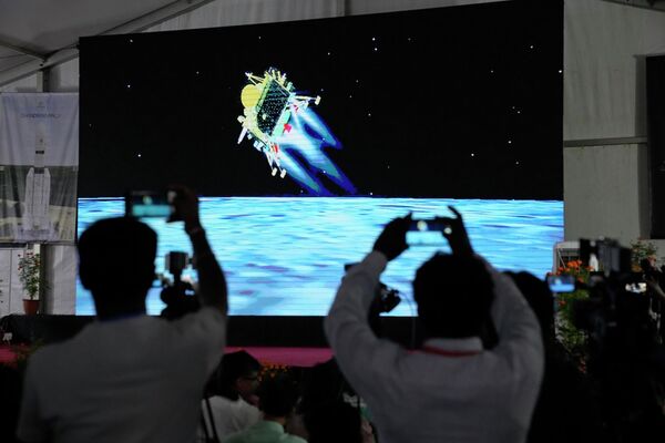يصور الصحفيون البث المباشر لهبوط المركبة الفضائية Chandrayaan-3 على القمر في منشأة شبكة القياس والتتبع والقيادة التابعة لمنظمة أبحاث الفضاء الهنديةفي بنغالورو، الهند، 23 أغسطس 2023. هبطت الهند بمركبة فضائية بالقرب من القطب الجنوبي للقمر، لتصبح الدولة الرابعة للهبوط على سطح القمر.  - سبوتنيك عربي
