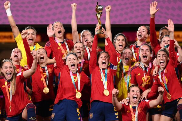 يحتفل منتخب إسبانيا بالكأس بعد فوزهم في مباراة كرة القدم النهائية لكأس العالم للسيدات 2023 في أستراليا ونيوزيلندا بين إسبانيا وإنجلترا في ملعب أستراليا في سيدني في 20 أغسطس 2023.  - سبوتنيك عربي