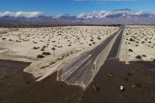 صورة جوية تظهر عدم وجود حركة مرور على "الطريق السريع 10" بسبب الفيضانات والطين الذي يعبر الطريق السريع بعد هطول أمطار غزيرة من العاصفة الاستوائية هيلاري، في رانشو ميراج، كاليفورنيا، في 21 أغسطس 2023. غمرت العاصفة الاستوائية هيلاري جنوب كاليفورنيا بأمطار قياسية، مما أدى إلى إغلاق المدارس والطرق والشركات قبل أن يقتربوا من ولاية نيفادا في 21 أغسطس 2023. وكان حاكم ولاية كاليفورنيا جافين نيوسوم قد أعلن حالة الطوارئ في جزء كبير من المنطقة الجافة عادة، حيث ظلت التحذيرات من الفيضانات المفاجئة سارية حتى صباح ذلك اليوم. - سبوتنيك عربي