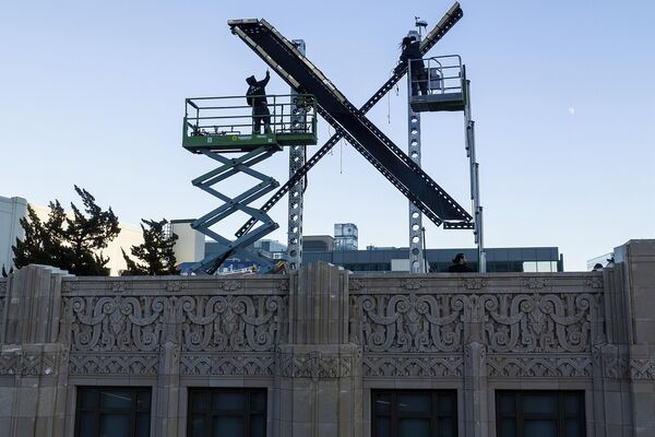 يقوم العمال بتثبيت الإضاءة على علامة &quot;X&quot; أعلى المبنى في وسط مدينة سان فرانسيسكو الذي يضم ما كان يُعرف رسميًا باسم Twitter، والذي تم تغيير علامته التجارية الآن إلى X من قبل المالك إيلون ماسك، 28 يوليو 2023. - سبوتنيك عربي