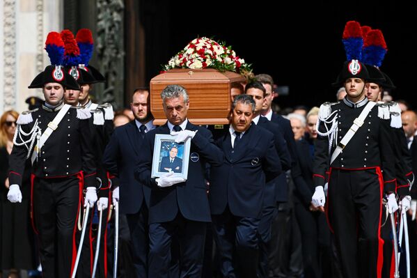 نهاية الجنازة الرسمية رئيس الوزراء الإيطالي السابق سيلفيو برلسكوني خارج كاتدرائية دومو في ميلانو، إيطاليا، 14 يونيو 2023 - سبوتنيك عربي