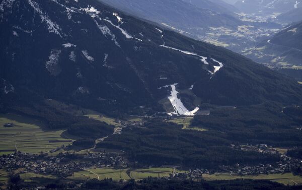 تم التقاط الصورة لمنتجع باتشيركوفيل للرياضات الشتوية بالقرب من إنسبروك، النمسا، يوم 2 يناير/ كانون الثاني 2023. يسمح تساقط الثلوج المتناثر والطقس الدافئ غير المعتاد في معظم أنحاء أوروبا للعشب الأخضر بتغطية العديد من قمم الجبال في جميع أنحاء المنطقة حيث قد تتساقط الثلوج عادة. لقد تسبب في حدوث صداع لمشغلي منحدرات التزلج وعشاق جبال الألب البيضاء في هذا الوقت من العام. - سبوتنيك عربي