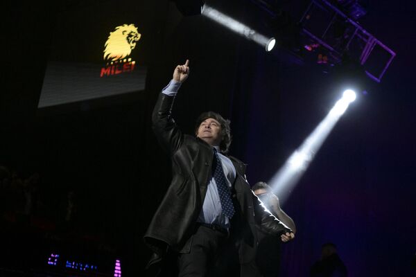 عضو الكونغرس الأرجنتيني والمرشح الرئاسي السابق لتحالف "لا ليبرتاد أفانزا" خافيير مايلي يهتف لأنصاره في "نهاية حملته للانتخابات التمهيدية بتاريخ 13 أغسطس"، في ملعب "موفيستار أرينا" في بوينس آيرس، الأرجنتين في 7 أغسطس 2023. يذكر أنه جرت في الأرجنتين الانتخابات التمهيدية للانتخابات الرئاسية في 13 أغسطس، والجولة الأولى للانتخابات الرئاسية في 22 أكتوبر. - سبوتنيك عربي