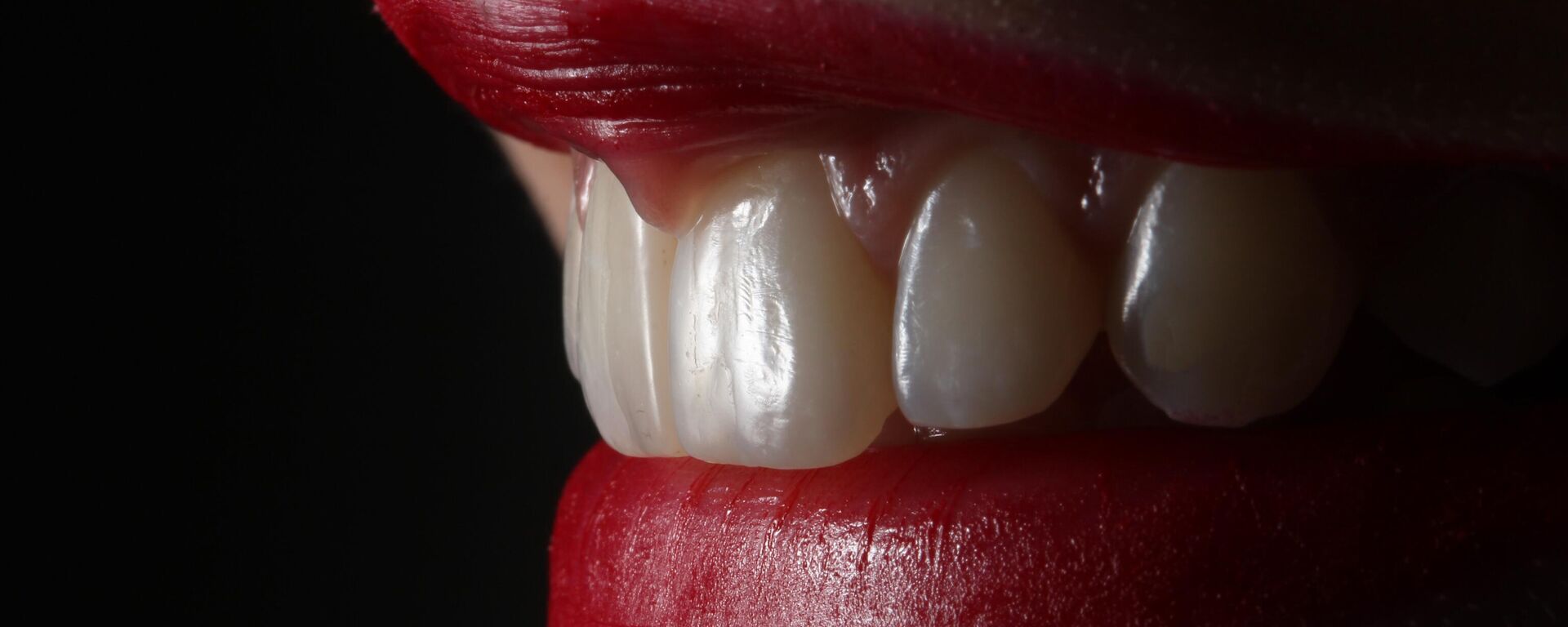 ابتسامة فتاة تظهر أسنانها  - سبوتنيك عربي, 1920, 29.01.2025