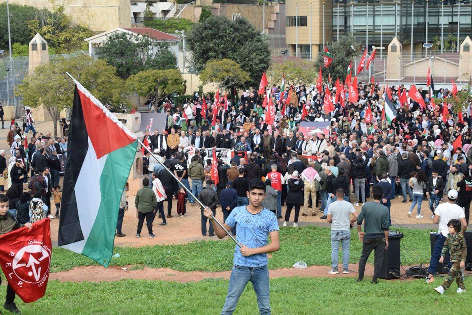 وقفة تضامنية مع غزة للجبهة الشعبية لتحرير فلسطين أمام مبنى الاسكوا. - سبوتنيك عربي, 1920, 17.12.2023