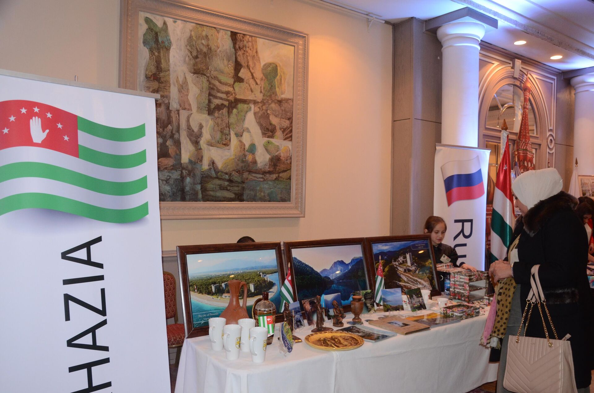 دبلوماسيون عرب وأجانب يبيعون مشغولاتهم اليدوية لدعم متضرري الزلزال في سوريا - سبوتنيك عربي, 1920, 18.12.2023