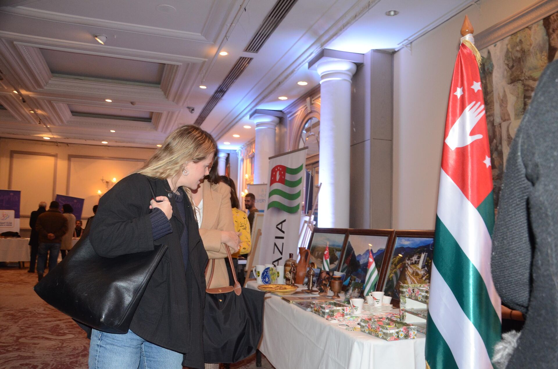 دبلوماسيون عرب وأجانب يبيعون مشغولاتهم اليدوية لدعم متضرري الزلزال في سوريا - سبوتنيك عربي, 1920, 18.12.2023