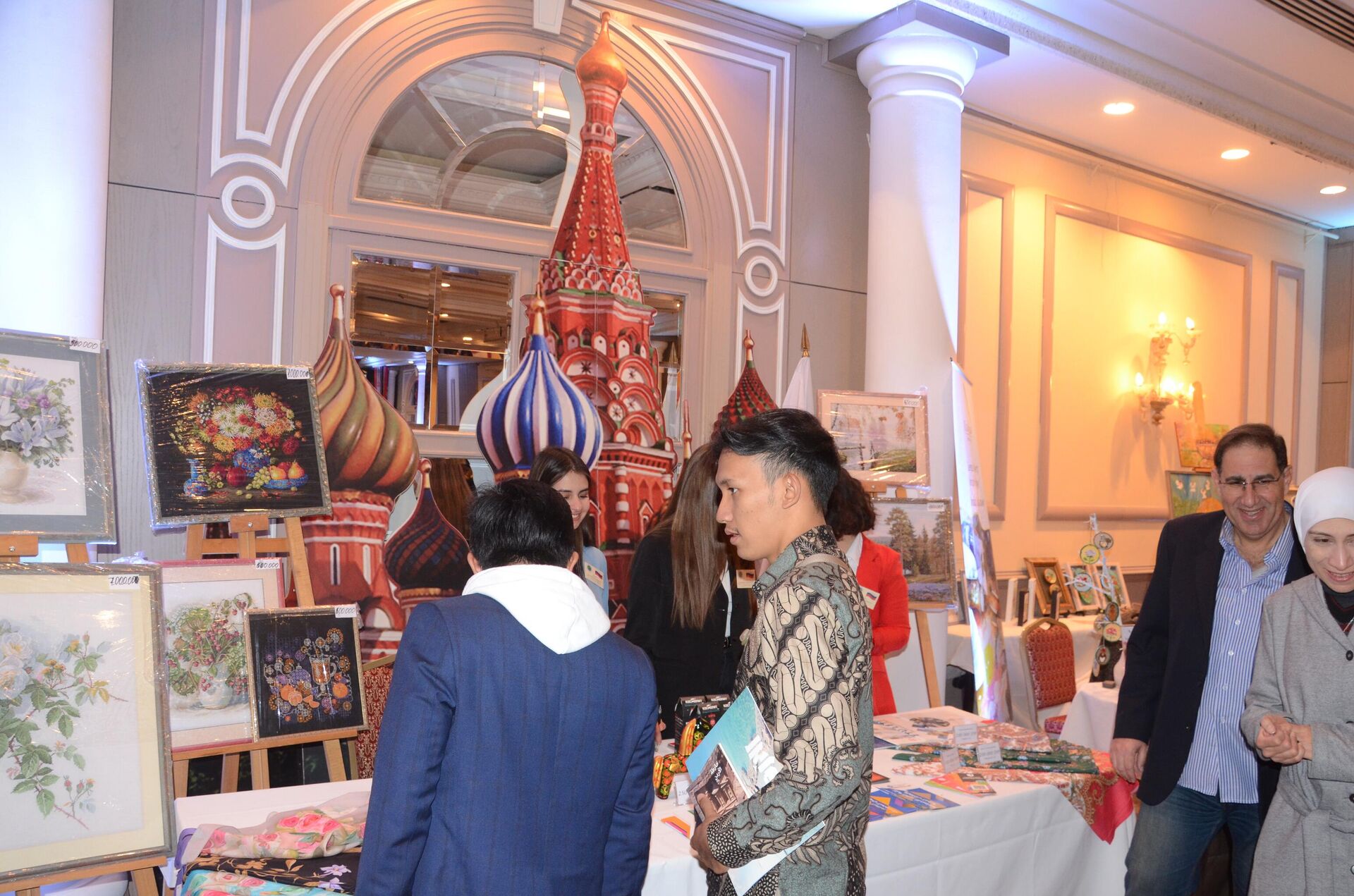 دبلوماسيون عرب وأجانب يبيعون مشغولاتهم اليدوية لدعم متضرري الزلزال في سوريا - سبوتنيك عربي, 1920, 18.12.2023