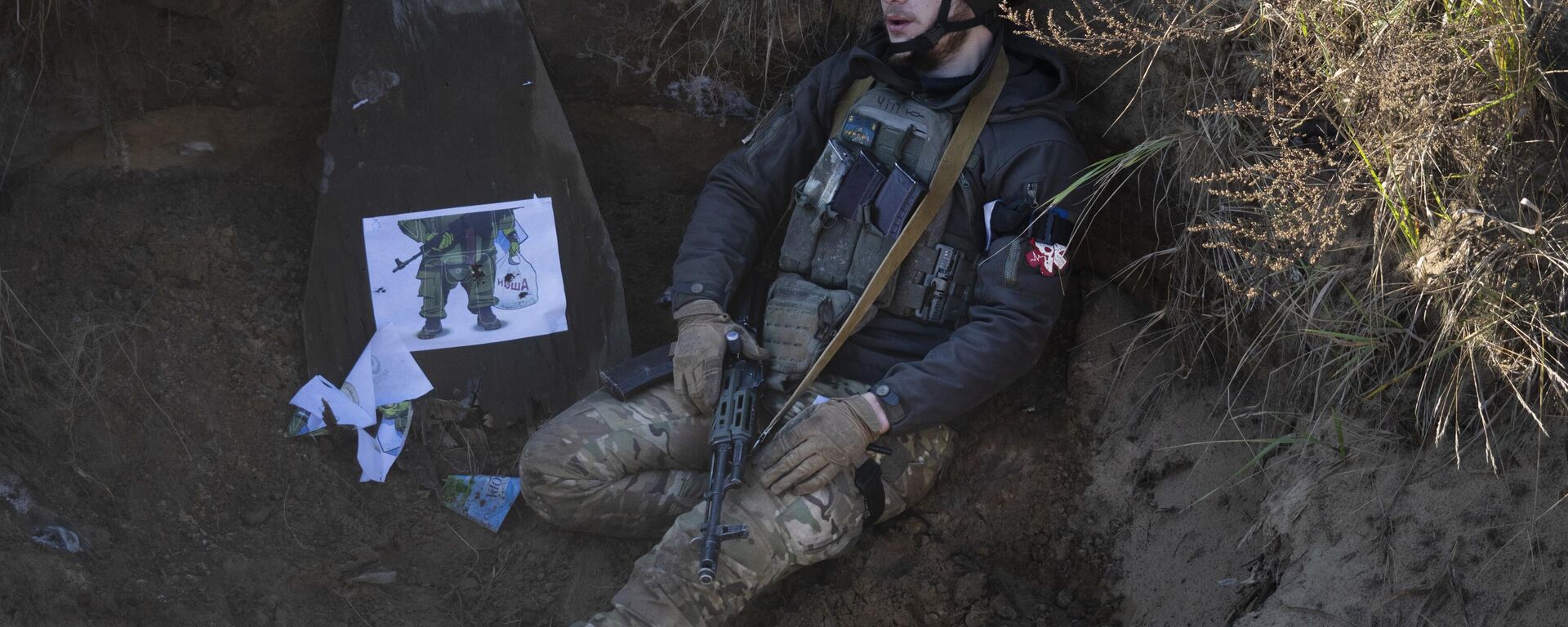 جندي أوكراني يجلس في خندق في شمال أوكرانيا - سبوتنيك عربي, 1920, 22.01.2024