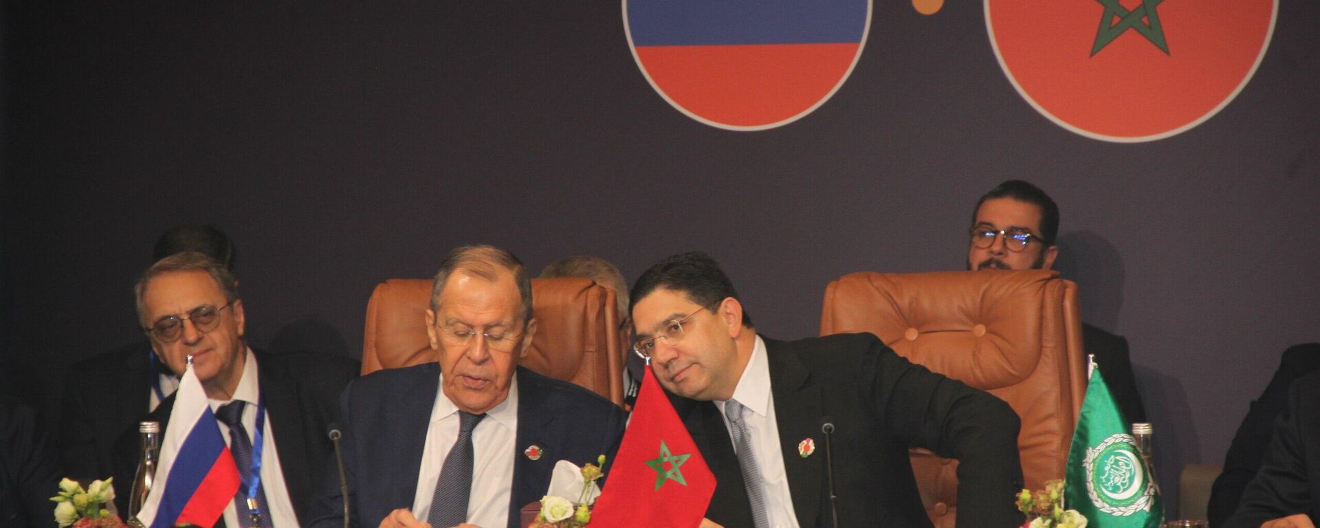 وزير الخارجية الروسي سيرغي لافروف ونظيره المغربي ناصر بوريطة خلال المنتدى العربي الروسي  - سبوتنيك عربي, 1920, 09.09.2025