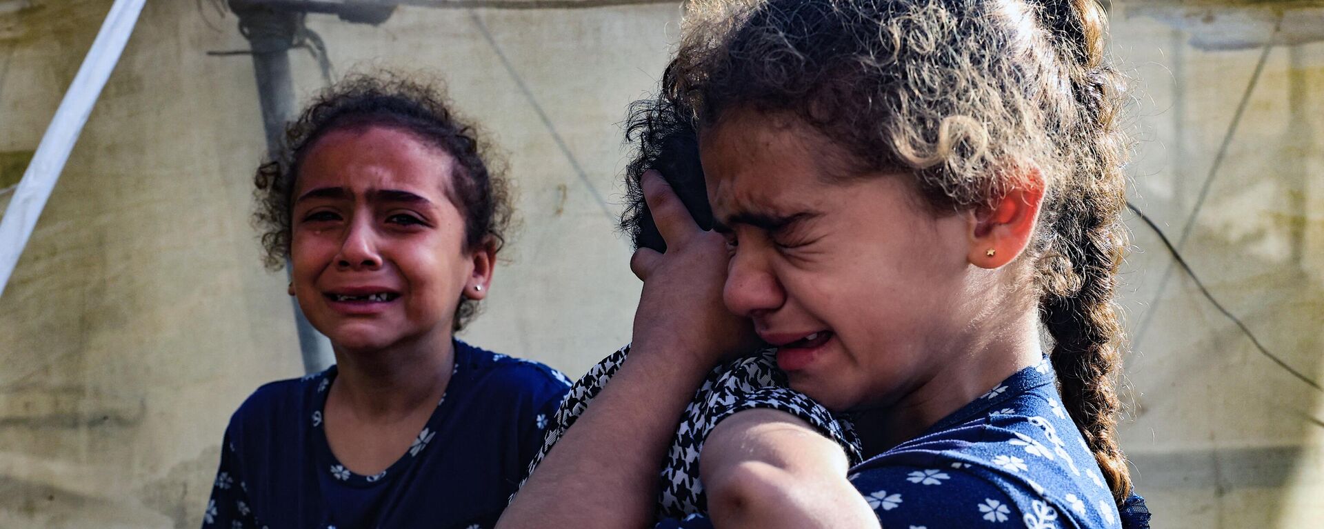 أطفال فلسطينيون يبكون على عائلتهم التي قُتلت في قصف إسرائيلي على رفح في جنوب قطاع غزة - سبوتنيك عربي, 1920, 03.01.2024