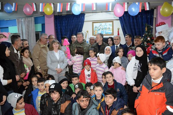 قائد القوات الروسية يحتفل مع أيتام اللاذقية ويقدم لهم هدايا الأعياد قائد القوات الروسية يحتفل مع أيتام اللاذقية ويقدم لهم هدايا الأعياد - سبوتنيك عربي