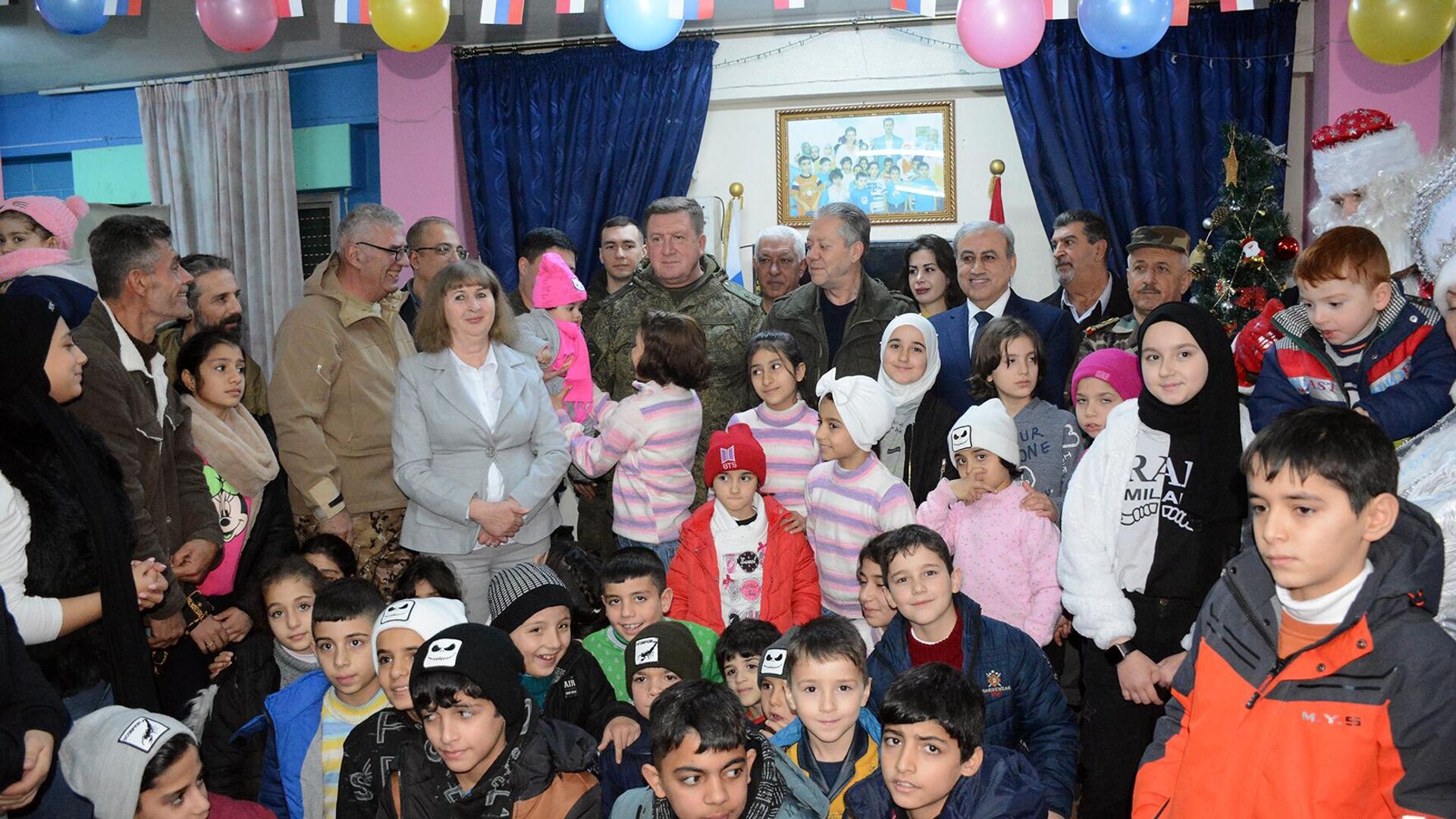 قائد القوات الروسية في سوريا يحتفل مع أيتام اللاذقية ويقدم لهم هدايا الأعياد قائد القوات الروسية في سوريا يحتفل مع أيتام اللاذقية ويقدم لهم هدايا الأعياد - سبوتنيك عربي, 1920, 11.01.2024