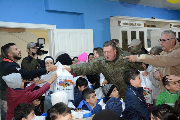 قائد القوات الروسية يحتفل مع أيتام اللاذقية ويقدم لهم هدايا الأعياد قائد القوات الروسية يحتفل مع أيتام اللاذقية ويقدم لهم هدايا الأعياد - سبوتنيك عربي