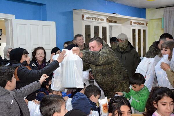 قائد القوات الروسية يحتفل مع أيتام اللاذقية ويقدم لهم هدايا الأعياد قائد القوات الروسية يحتفل مع أيتام اللاذقية ويقدم لهم هدايا الأعياد - سبوتنيك عربي