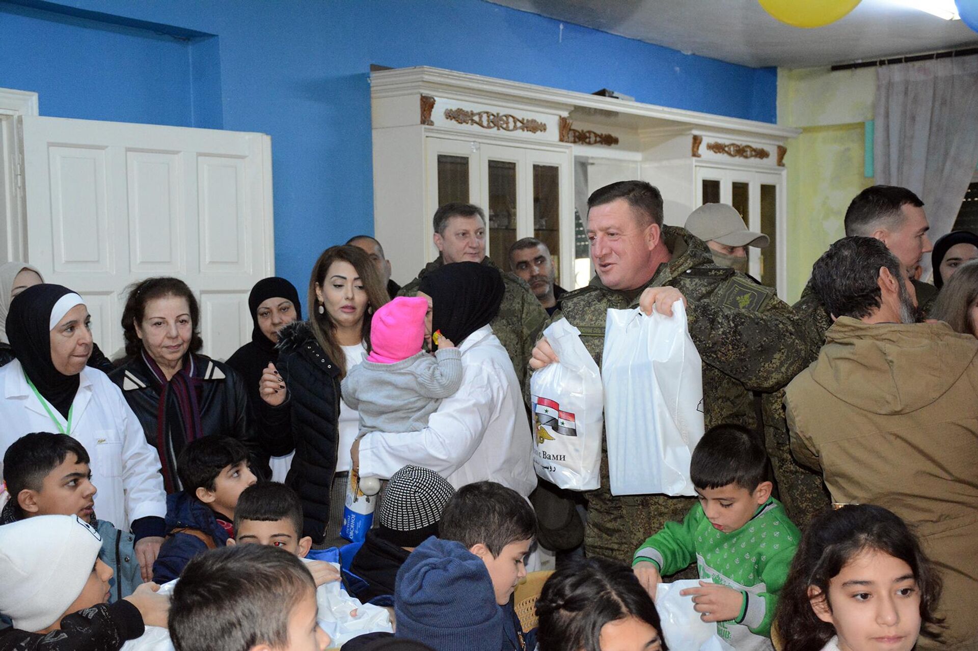 قائد القوات الروسية يحتفل مع أيتام اللاذقية ويقدم لهم هدايا الأعياد قائد القوات الروسية يحتفل مع أيتام اللاذقية ويقدم لهم هدايا الأعياد - سبوتنيك عربي, 1920, 11.01.2024