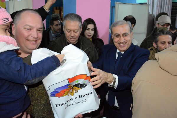 قائد القوات الروسية يحتفل مع أيتام اللاذقية ويقدم لهم هدايا الأعياد قائد القوات الروسية يحتفل مع أيتام اللاذقية ويقدم لهم هدايا الأعياد - سبوتنيك عربي