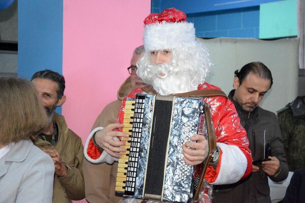 قائد القوات الروسية يحتفل مع أيتام اللاذقية ويقدم لهم هدايا الأعياد قائد القوات الروسية يحتفل مع أيتام اللاذقية ويقدم لهم هدايا الأعياد - سبوتنيك عربي