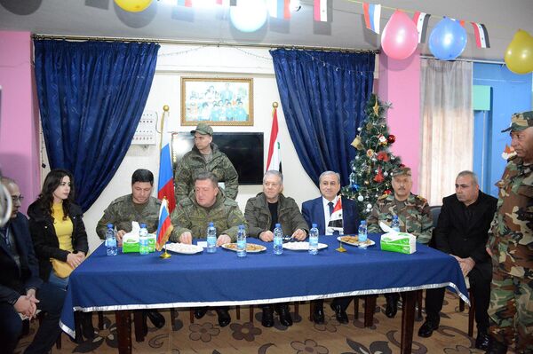 قائد القوات الروسية يحتفل مع أيتام اللاذقية ويقدم لهم هدايا الأعياد قائد القوات الروسية يحتفل مع أيتام اللاذقية ويقدم لهم هدايا الأعياد - سبوتنيك عربي