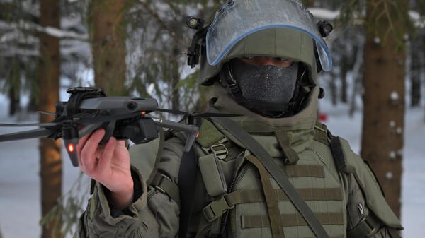 جندي من القوات الهندسية التابعة للقوات المسلحة الروسية خلال عرض لقدرات طائرة بدون طيار على إزالة الأسلاك المتفجرة. - سبوتنيك عربي