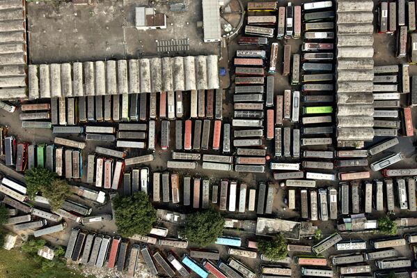 يظهر هذا المنظر الجوي حافلات كانت متوقفة في محطة حافلات بين المقاطعات أثناء حصار النقل على مستوى البلاد ما أدى إلى توقف النقل بالحافلات والشاحنات بين المدن تقريبا.  - سبوتنيك عربي