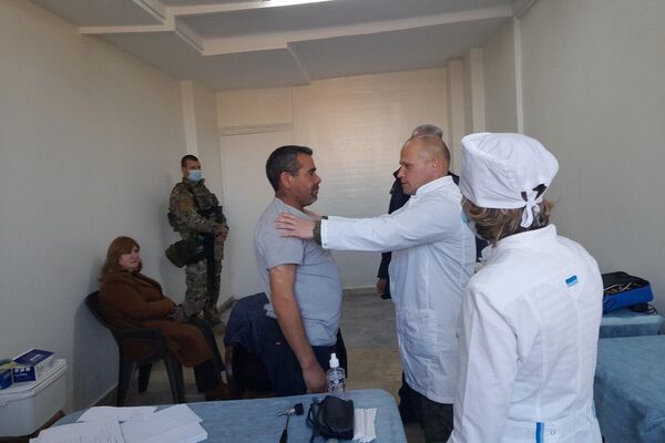 القوات الروسية تباشر تقديم الخدمات الطبية لسكان مدينة الحسكة السورية  - سبوتنيك عربي