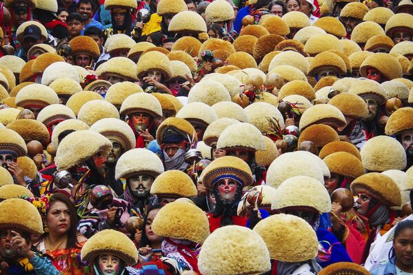 راقصون يؤدون عرضًا خلال الاحتفال بمهرجان "باراتشيكوس" التقليدي في تشيابا دي كورزو، ولاية تشياباس، المكسيك في 17 يناير 2024. "باراتشيكوس" هو احتفال ذو أصول ما قبل الإسبان، وفقًا لبلدية تشيابا دي كورزو. - سبوتنيك عربي