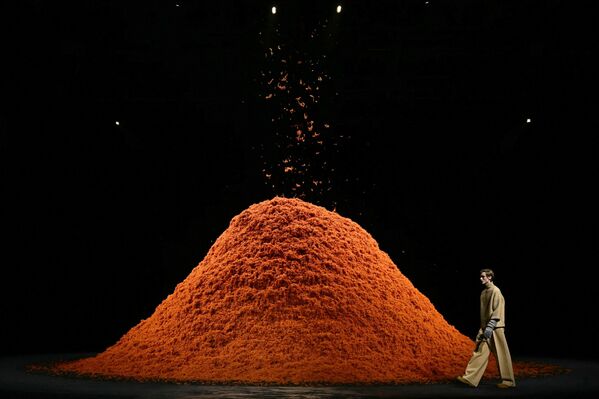 عارضة أزياء تسير على المدرج في عرض مجموعة "زيغنا" (Zegna) خلال أسبوع الموضة في ميلانو للملابس الرجالية لمجموعة خريف وشتاء 2024/2025، في ميلانو، إيطاليا، 15 يناير 2024. - سبوتنيك عربي