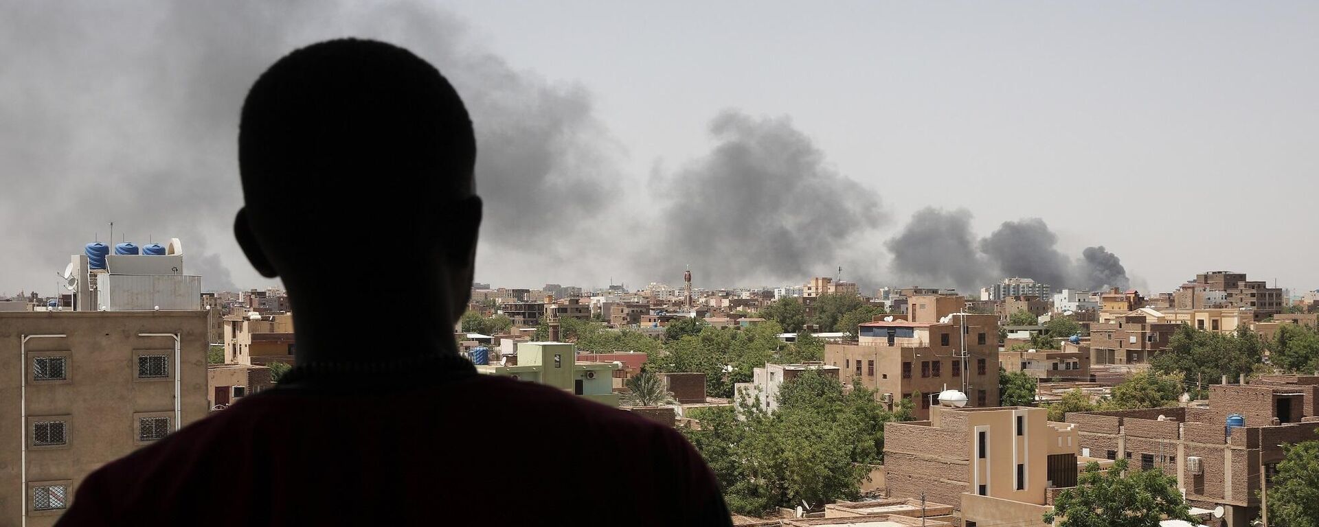 تصاعد أعمدة الدخان في الخرطوم إثر عمليات قتالية بين الجيش السوداني والدعم السريع - سبوتنيك عربي, 1920, 19.01.2024