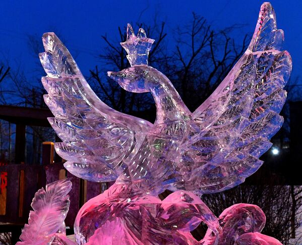 منحوتة من الجليد "الطائر الخيالي"، الذي أنشأه أحد المشاركين في مسابقة النحت الجليدي للشباب جليد سيبيريا الساحر" كجزء من مهرجان سوريكوف للفنون الشتوية الـ18، على جسر ياريغينسكي على ضفة نهر ينيسي في كراسنويارسك الروسية. - سبوتنيك عربي