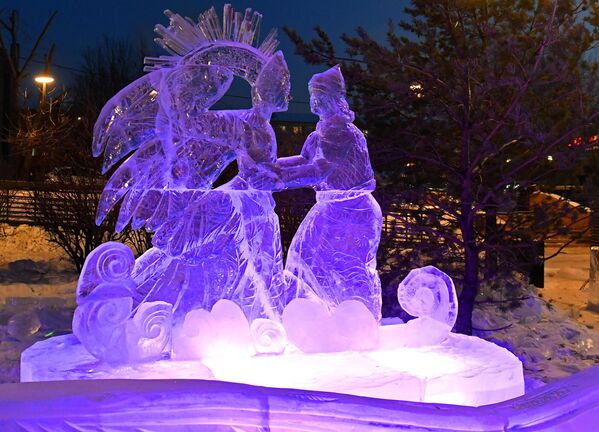 منحوتة من الجليد "الأميرة البجعة"، الذي أنشأه المشاركون في مسابقة النحت الجليدي للشباب جليد سيبيريا الساحر" كجزء من مهرجان سوريكوف للفنون الشتوية الـ18، على جسر ياريغينسكي على ضفة نهر ينيسي في كراسنويارسك الروسية. - سبوتنيك عربي
