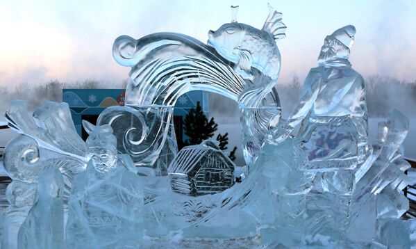 منحوتة مصنوعة من الجليد، التي أنشأها هواة النحت خارج مسابقة النحت الجليدي للشباب جليد سيبيريا الساحر" كجزء من مهرجان سوريكوف للفنون الشتوية الـ18، على جسر ياريغينسكي على ضفة نهر ينيسي في كراسنويارسك الروسية. - سبوتنيك عربي