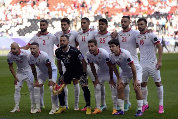 المنتخب السوري يلتقط صورة جماعية قبل مباراة كرة القدم للمجموعة الثانية في كأس آسيا بين سوريا والهند في استاد البيت في الخور، قطر، 23 يناير 2024 المنتخب السوري يلتقط صورة جماعية قبل مباراة كرة القدم للمجموعة الثانية في كأس آسيا بين سوريا والهند في استاد البيت في الخور، قطر، 23 يناير 2024 - سبوتنيك عربي