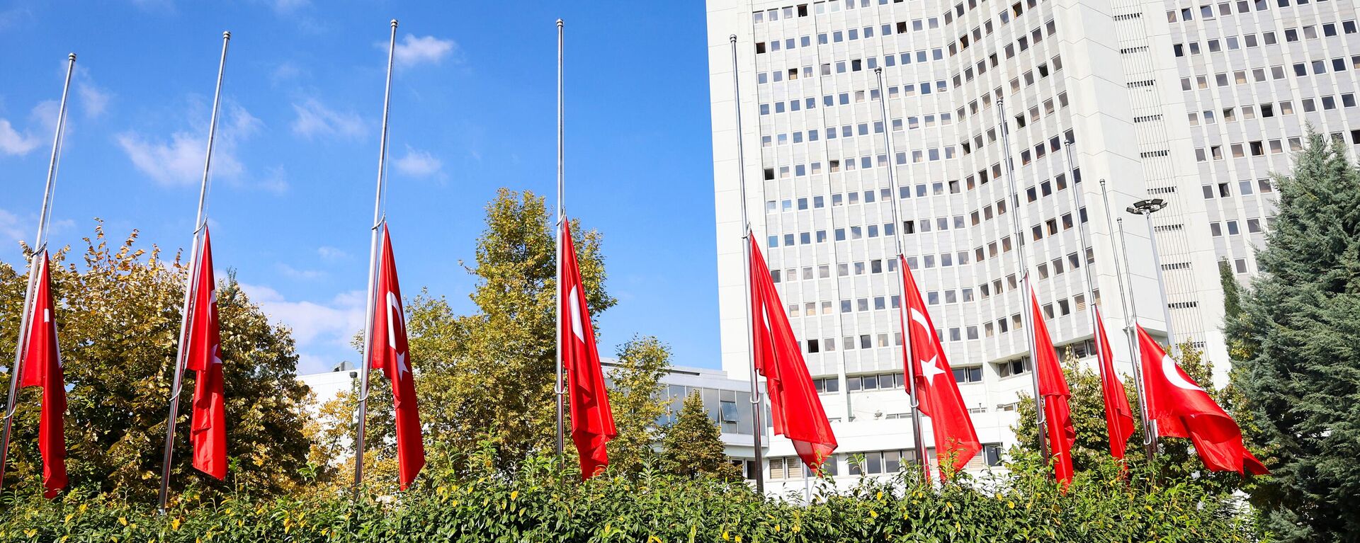 الأعلام التركية منكسة أمام وزارة الخارجية في أنقرة - سبوتنيك عربي, 1920, 09.06.2024