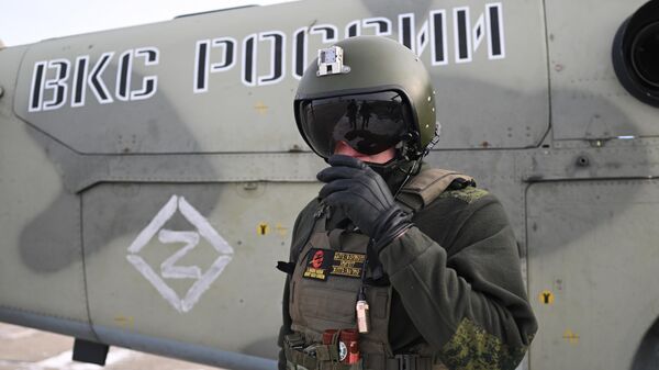 يقوم جندي من قوات مجموعة تسنتر (المركز) لقوات القوات المسلحة الروسية بإعداد طائرة هليكوبتر استطلاع وهجوم من طراز كا -52 للمغادرة لضرب وأداء مهام قتالية في منطقة العملية العسكرية الخاصة في أوكرانيا. يقوم جندي من قوات مجموعة تسنتر (المركز) لقوات القوات المسلحة الروسية بإعداد طائرة هليكوبتر استطلاع وهجوم من طراز كا -52 للمغادرة لضرب وأداء مهام قتالية في منطقة العملية العسكرية الخاصة في أوكرانيا. - سبوتنيك عربي