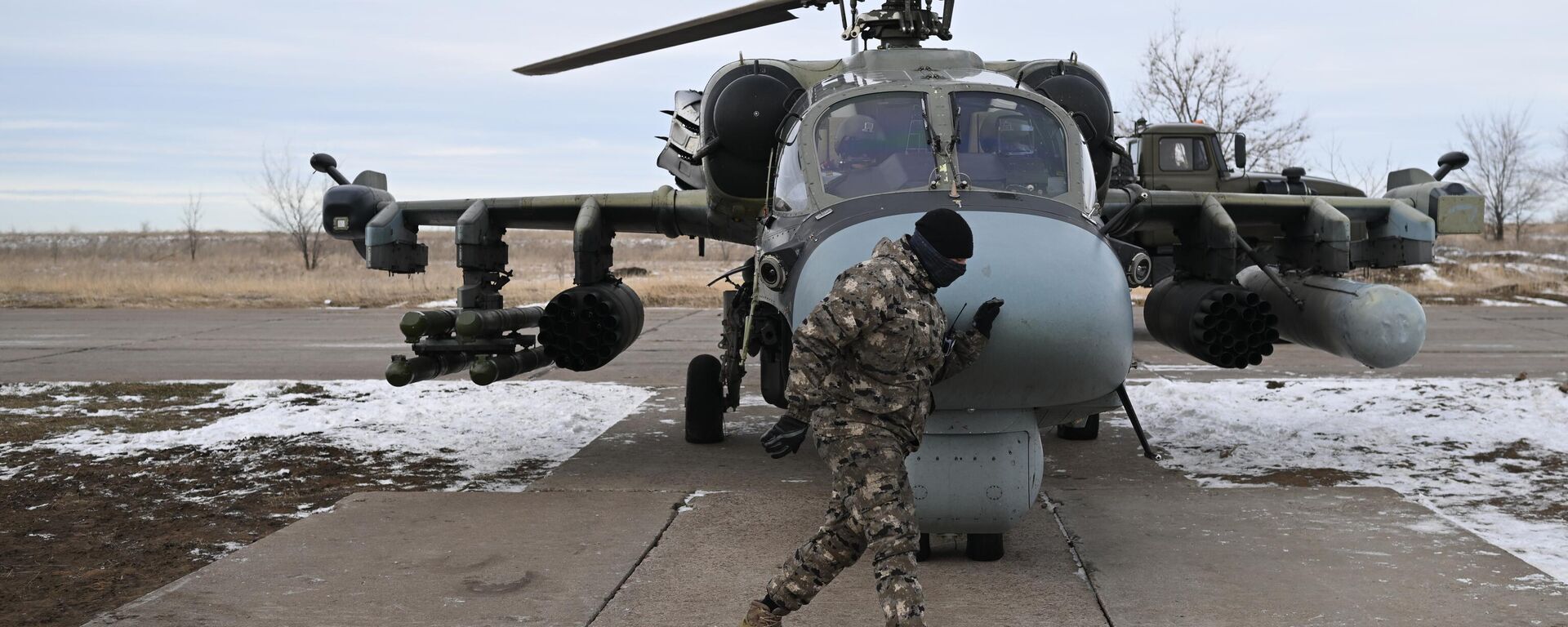 يقوم جندي من قوات  مجموعة تسنتر (المركز) لقوات القوات المسلحة الروسية بإعداد طائرة هليكوبتر استطلاع وهجوم من طراز كا -52 للمغادرة لضرب وأداء مهام قتالية في منطقة العملية العسكرية الخاصة في أوكرانيا. - سبوتنيك عربي, 1920, 17.08.2024