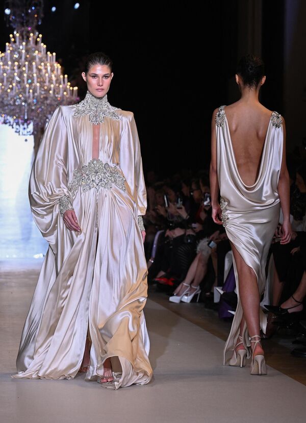 عارضات أزياء يقدمن أحد إبداعات المصمم اللبناني زهير مراد، خلال "أسبوع الموضة النسائية لربيع وصيف 2024" في باريس، في 24 يناير 2024. - سبوتنيك عربي