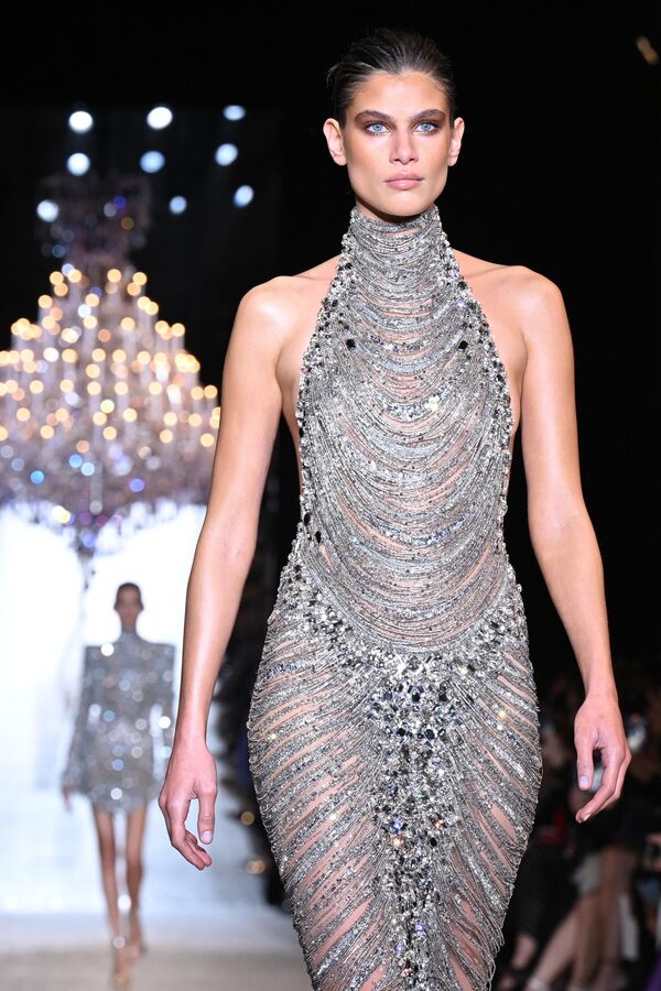 عارضات أزياء يقدمن أحد إبداعات المصمم اللبناني زهير مراد، خلال "أسبوع الموضة النسائية لربيع وصيف 2024" في باريس، في 24 يناير 2024. - سبوتنيك عربي