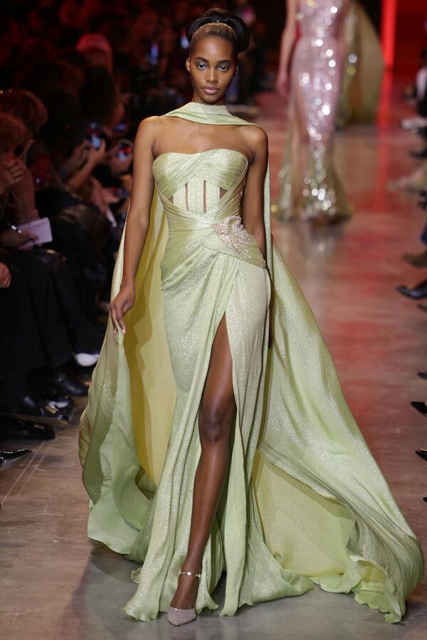 عارضة أزياء تعرض أحد إبداعات المصمم اللبناني إيلي صعب، خلال "أسبوع الموضة النسائية لربيع وصيف 2024" في باريس، في 24 يناير 2024. - سبوتنيك عربي