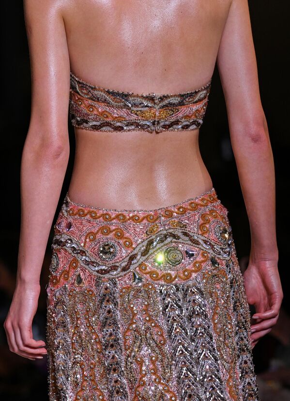 عارضة تقدم أحد إبداعات المصمم اللبناني زهير مراد، خلال "أسبوع الموضة النسائية لربيع وصيف 2024" في باريس، في 24 يناير/ كانون الثاني 2024. - سبوتنيك عربي