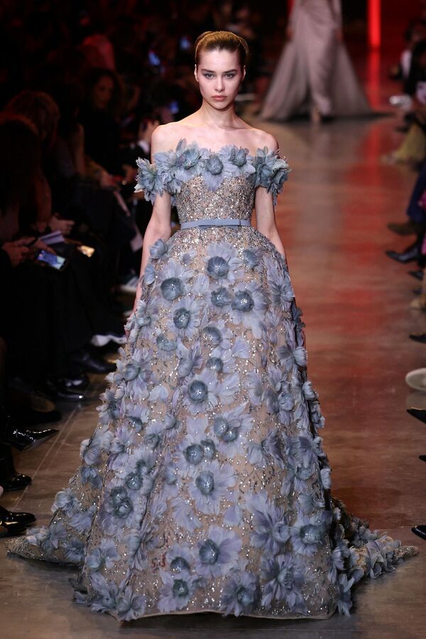 عارضة أزياء تعرض أحد إبداعات المصمم اللبناني إيلي صعب، خلال أسبوع "الموضة النسائية لربيع وصيف 2024" في باريس، في 24 يناير 2024. - سبوتنيك عربي