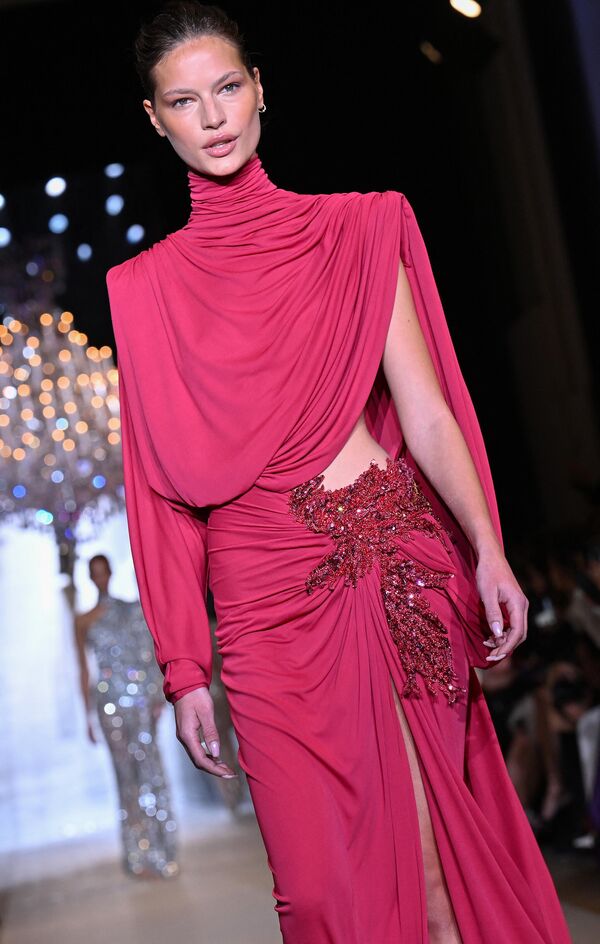 عارضة تقدم أحد إبداعات المصمم اللبناني زهير مراد، خلال "أسبوع الموضة النسائية لربيع وصيف 2024" في باريس، في 24 يناير 2024. - سبوتنيك عربي