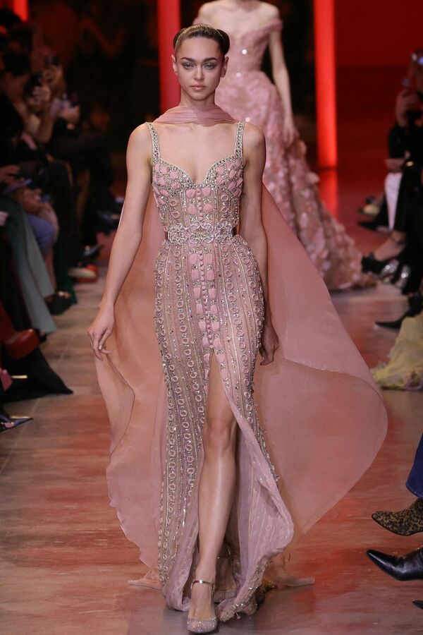 عارضة أزياء تعرض أحد إبداعات المصمم اللبناني إيلي صعب، خلال "أسبوع الموضة النسائية لربيع وصيف 2024" في باريس، في 24 يناير 2024. - سبوتنيك عربي