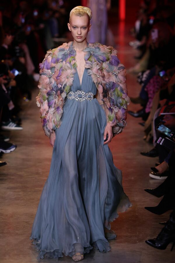 عارضة أزياء تعرض أحد إبداعات المصمم اللبناني إيلي صعب، خلال "أسبوع الموضة النسائية لربيع وصيف 2024" في باريس، في 24 يناير 2024. - سبوتنيك عربي