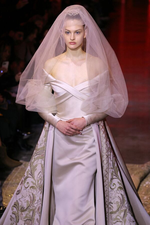 عارضة أزياء تعرض أحد إبداعات المصمم اللبناني إيلي صعب، خلال "أسبوع الموضة النسائية لربيع وصيف 2024" في باريس، في 24 يناير 2024. - سبوتنيك عربي