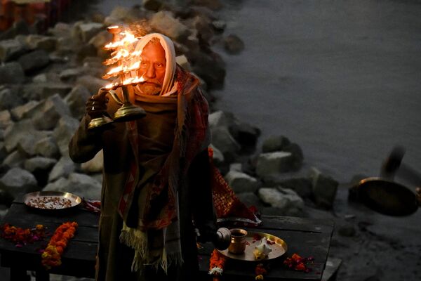 يؤدي كاهن طقوسًا مسائية على ضفاف نهر سارايو، في أيوديا، في 21 يناير 2024، عشية حفل تكريس معبد للإله الهندوسي رام. يفتتح رئيس الوزراء الهندي ناريندرا مودي في 22 يناير معبدا يجسد انتصار سياساته القومية الهندوسية القوية، في بداية غير رسمية لحملة إعادة انتخابه هذا العام. يؤدي كاهن طقوسًا مسائية على ضفاف نهر سارايو، في أيوديا، في 21 يناير 2024، عشية حفل تكريس معبد للإله الهندوسي رام. يفتتح رئيس الوزراء الهندي ناريندرا مودي في 22 يناير معبدا يجسد انتصار سياساته القومية الهندوسية القوية، في بداية غير رسمية لحملة إعادة انتخابه هذا العام. - سبوتنيك عربي