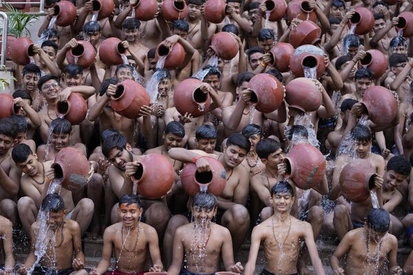 الطلاب الهنود في سوامينارايان غوروكول يظهرون حمامًا طقسيًا يسمى ماغ سنان لوسائل الإعلام في أحمد آباد، الهند، 24 يناير 2024. يعتقد المتعبدون بأن حمام التطهير الذي يتم إجراؤه خلال شهر ماغ التقويمي الهندوسي الميمون، سوف يبرئهم من خطاياهم. الطلاب الهنود في سوامينارايان غوروكول يظهرون حمامًا طقسيًا يسمى ماغ سنان لوسائل الإعلام في أحمد آباد، الهند، 24 يناير 2024. يعتقد المتعبدون بأن حمام التطهير الذي يتم إجراؤه خلال شهر ماغ التقويمي الهندوسي الميمون، سوف يبرئهم من خطاياهم. - سبوتنيك عربي